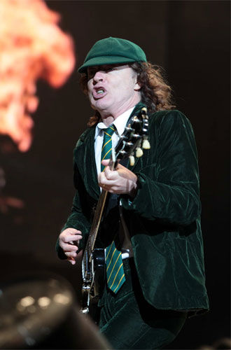 Angus Young comanda o espetáculo de riffs no AC/DC