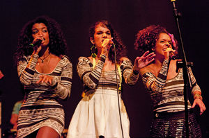 Thalma de Freitas, Céu e Analis Assumpção, as Negresko Sis