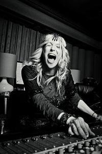 Depois de se arriscar em carreira solo, Courtney volta ao Hole