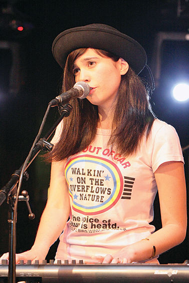 A musa chilena Javiera Mena fez novos fãs.