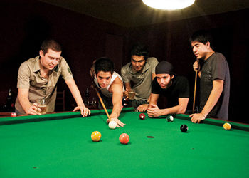 (A partir da esq.) A formação "segundo semestre de 2008" do Mibr: Raphael, Lincoln, Renato, Thiago e Bruno - na vida real - ou "Cogu", "Fnx", "Nak", "Btt" e "Bit" - dentro do game Counter-Strike