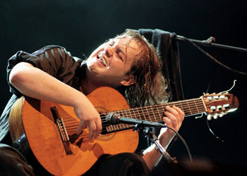 Yamandu pensa com o coração e prefere o improviso à regra: "A noite me ensinou a tocar violão"