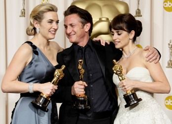 Kate Winslet (esq.), Sean Penn e Penelope Cruz posam com seus prêmios por atuação; quarta estatueta foi para o falecido Heath Ledger
