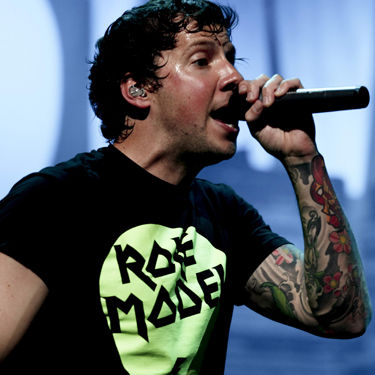 Pierre Bouvier comandou show de histeria das fãs, em São Paulo