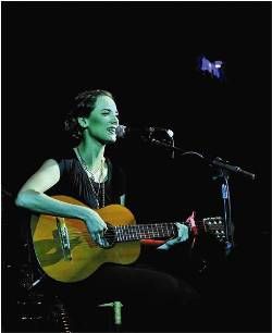 Apadrinhada por Caetano Veloso, ela se inspira no cotidiano para compor