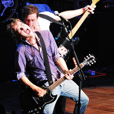 Tom Fletcher e Danny Jones, em momento "bromance", no show do McFly,que lotou a Via Funchal nesta quinta, 28