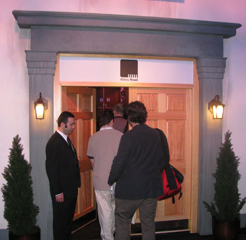 Estande do game The Beatles: Rock Band imitava a entrada dos estúdio Abbey Road, em Londres