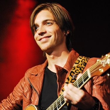 Alex Band sabe agradar aos fãs