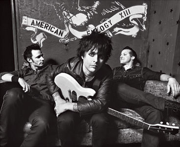 Mike Dirnt, Billie Joe Armstrong e Tré Cool (da esq. para a dir.): os porta-vozes assumidos da juventude norte-americana