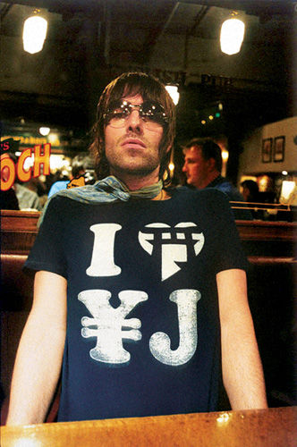 Durante os shows do Oasis, Liam nem olha para a cara do irmão, Noel: "Ele faz a parte dele, eu faço a minha. Pronto. Funciona"