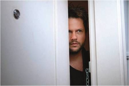 Selton, em A Mulher Invisível:indecisão e bom humor