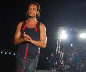 Rodrigo Santoro fechou a semana carioca de moda com desfile para a Redley