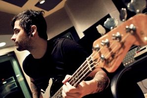 No Beeshop Lucas Silveira, é responsável pela maioria dos instrumentos