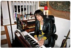 Casablancas mostra os sons que o fizeram ser quem ele é
