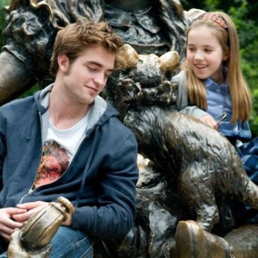 Robert Pattinson com a atriz infantil Ruby Jerins