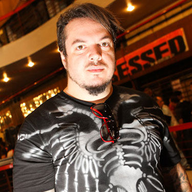 Iggor Cavalera tocou bateria durante o desfile de sua marca de roupas, a Cavalera