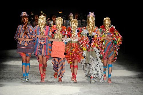 Modelos às cegas: no desfile de Ronaldo Fraga, garotas desfilaram com cabelos na cara