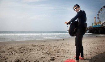 Rivers Cuomo posa em Santa Monica (Califórnia), em setembro