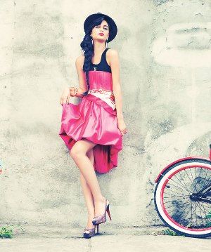 Nicole Jonnel (Ten) usa vestido tomara-que-caia Glória Coelho, regata bordada Louis Vuitton, sapato de strass Christian Louboutin, lenço de seda Louis Vuitton, brincos Jack Vartanian, pulseira de ouro maciço Tiffany & Co.