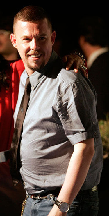 O estilista morreu semanas antes de revelar sua nova coleção na semana de moda de Paris, que acontece em março