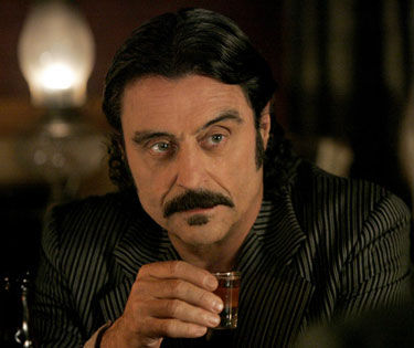 Ian McShane levou um Globo de Ouro, em 2005, por atuação na série Deadwood (2004), da HBO