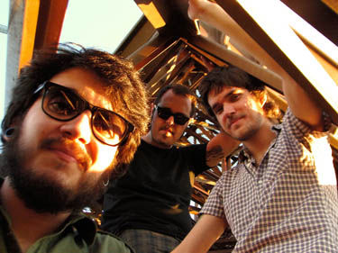 Chapolla (bateria), Lobão (baixo) e Nevilton de Alencar (vocal e guitarra): o trio Nevilton se prepara para lançar o primeiro disco da carreira