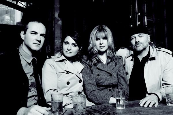 Nouvelle Vague é o coletivo criado por Marc Collin e Olivier Libaux com a participação de outros artistas