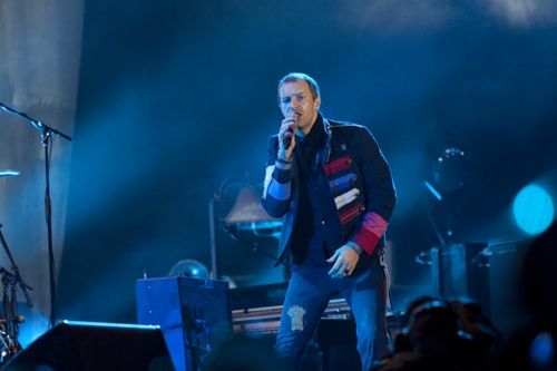 Danças toscas, giros desajeitados e até cambalhotas fizeram parte da performance de Chris Martin