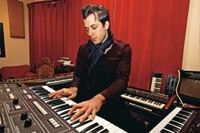 Mark Ronson agora se dedica ao som das teclas