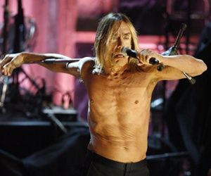 Iggy Pop se apresenta na cerimônia de introdução de novos artistas no Hall da Fama do Rock; o músico e seus Stooges agora integram o museu