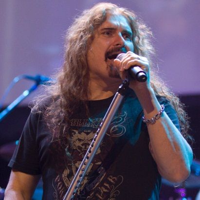 James LaBrie à frente do Dream Theater
