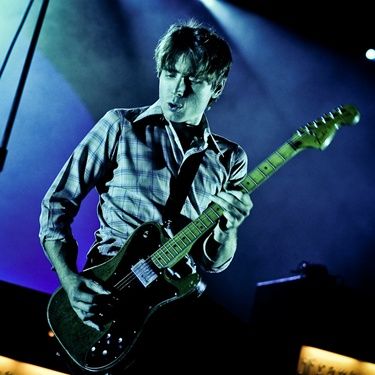Alex Kapranos à frente do Franz Ferdinand na noite de terça, 23, em São Paulo
