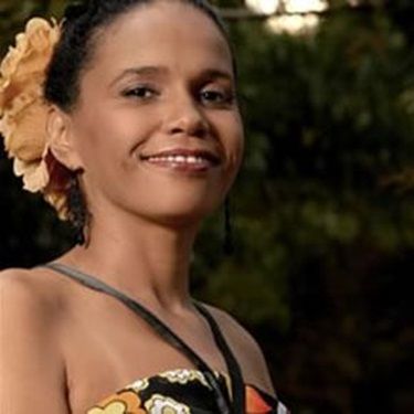 Em seu novo trabalho, chamado Melhor Assim, a sambista carioca recebe vários convidados. Teresa ganhou de Caetano Veloso esta canção, que foi abrilhantada pela presença do autor
