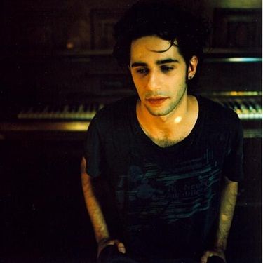 O CD Berlim, Texas, do paulista Thiago Pethit, já está sendo considerado um dos melhores trabalhos independentes do ano. Nesta faixa, que tem um clima existencial e melancólico, Pethit recebe o vocalista do Vanguart