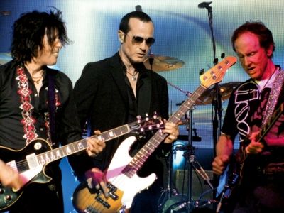 VELHARIAS E NOVIDADES Dean e Robert DeLeo, do Stone Temple Pilots, duelam com Robby Krieger, ex-The Doors.