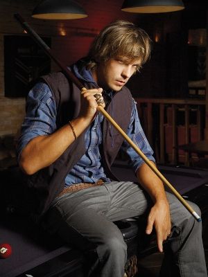 Camisa xadrez Vide Bula, colete Marc Ecko, calça black jeans MCD, cinto Marc Ecko, anéis de ouro Jun Matsui para Surface to Air e pulseira de ouro Tiffany & Co.