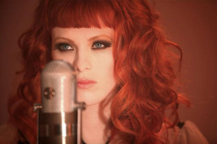 Clipe de "The Ghost Who Walks" foi dirigido pelo músico Jack White, maridco de Karen Elson