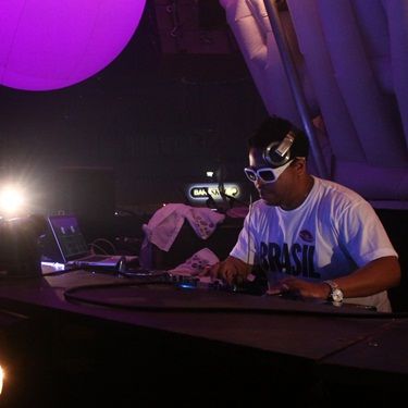 Felix da Housecat interagiu o tempo todo com o público