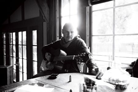 Billy Corgan posa em Beverly Hills, onde mora na maior parte do tempo. "O desafio nos últimos dez anos tem sido sobreviver", diz. "Há dias em que você se sente esquecido"