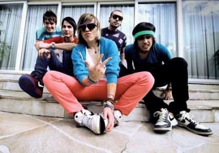 QUASE TUDO NO AZUL -O Cine, além de banda, é uma empresa