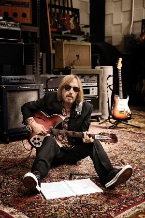 PÉ NO CHÃO - Tom Petty se diverte, agora influenciado pelos gigantes do blues