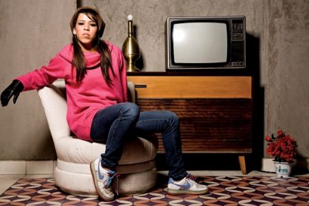 SEM AGRESSIVIDADE - Flora Matos se dedica a um rap diferente, suave e sem medo de suas influências