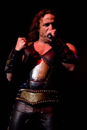 Público brasileiro pôde ouvir mais uma vez, após mais de uma década, a voz de Eric Adams ao vivo