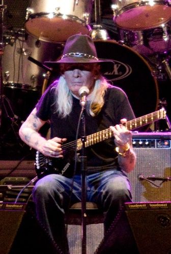 Johnny Winter aparenta fraqueza, mas ainda consegue fazer bons shows