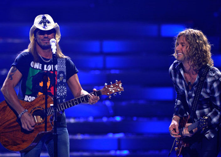 Bret Michaels ao lado de Casey James na final da nona edição do American Idol