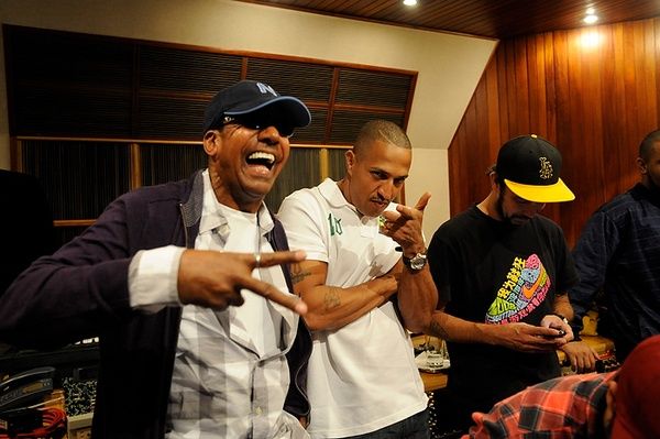 Jorge Ben Jor, Mano Brown e Zé Gonzales nas sessões de gravação de "Ponta de Lança Africano (Umbabarauma)", em foto divulgada no Twitter por Daniel Ganjaman
