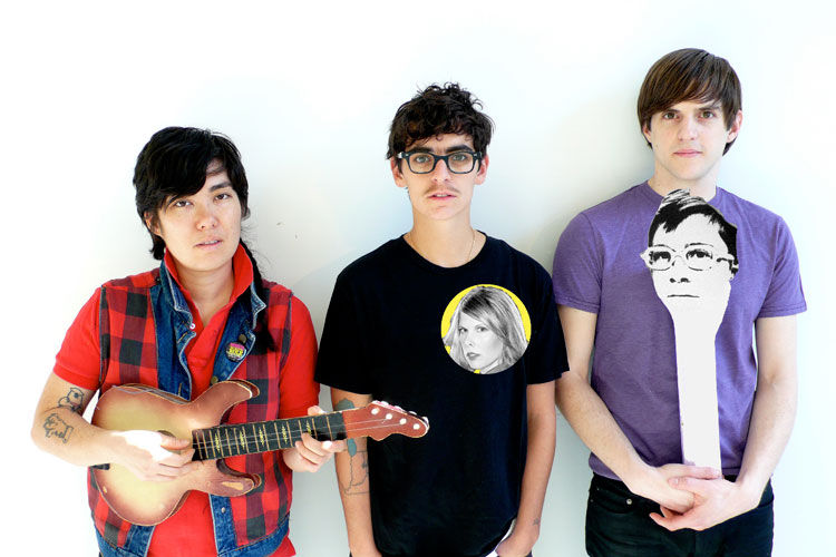 Ginger Brooks Takahashi, JD Samson e Michael O'Neill integram o MEN; nos detalhes, Johanna Fateman e Emily Roysdon, colaboradoras da banda