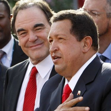 Oliver Stone e Hugo Chávez promovendo Ao Sul da Fronteira no Festival de Veneza, em 2009