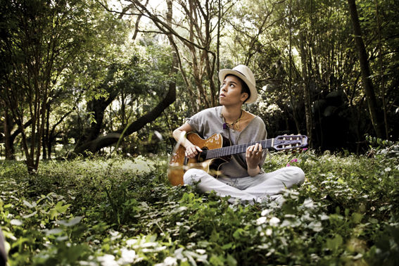 Maria Gadú: "Ninguém chega em casa e diz 'Mãe, sou hetero'. Então por que tem que chegar e dizer 'Mãe, sou gay'?"