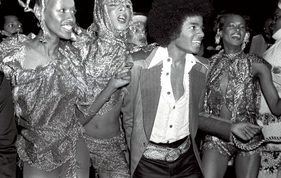 REI DA DISCO: Jackson cercado por dançarinas no Studio 54, em 1977